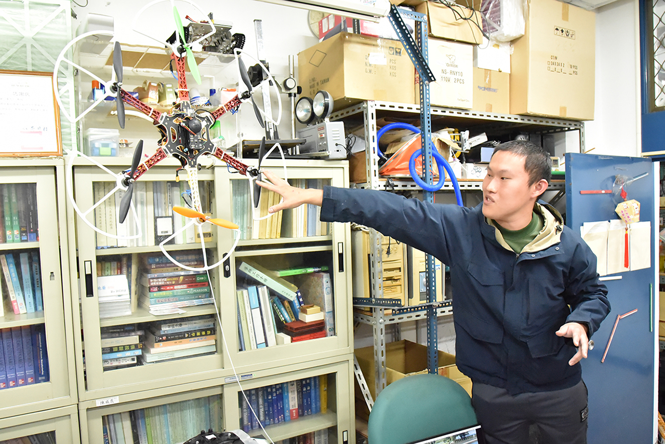香港研究生介紹無人機與各種應用場景。