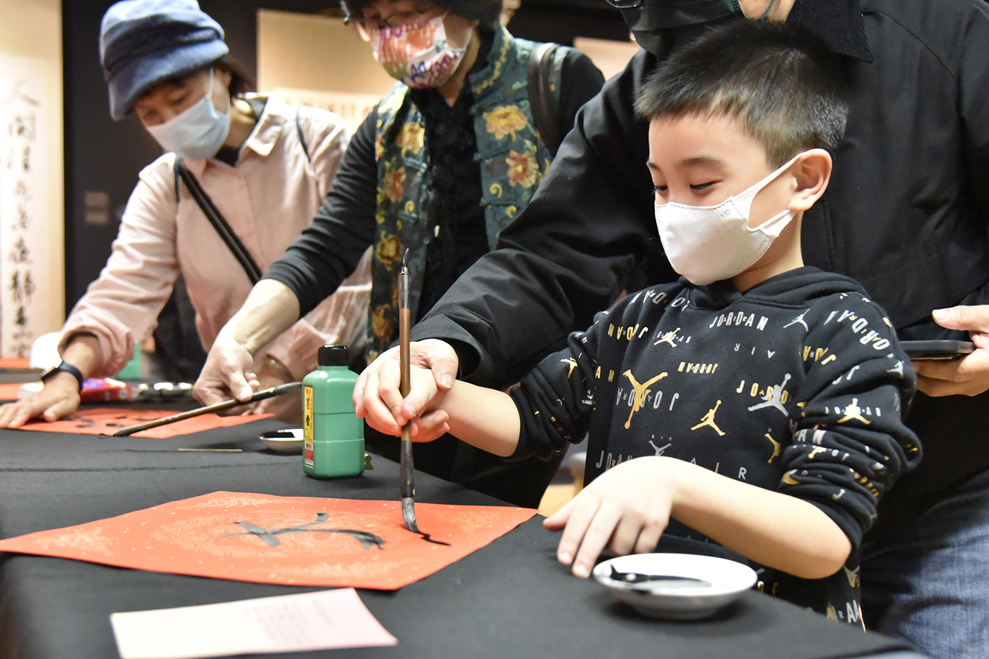 開幕典禮結束吸引年輕一輩體驗揮毫樂趣。