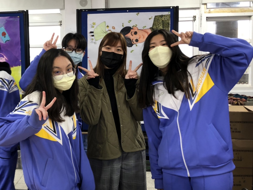金山高中學生開心與華梵大學指導老師黃詅儷（中）合影。