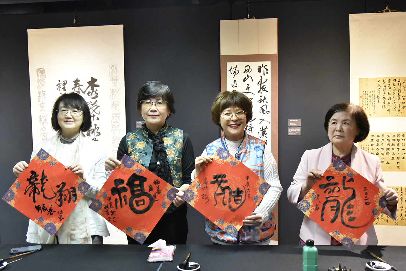 華梵大學2024甲辰龍年迎春書法展開幕典禮邀請書法家揮毫，左起：連瑞芬、林亮吟、潘淑梅、林雲英。