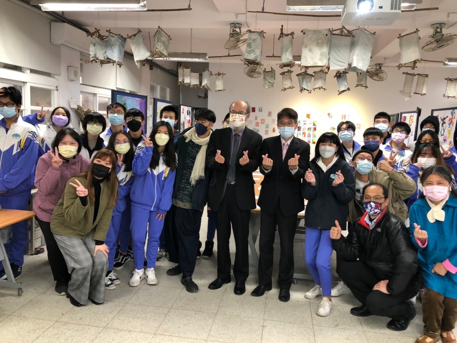 華梵大學林從一校長和金山高中賴來展校長開心與現場師生合影。