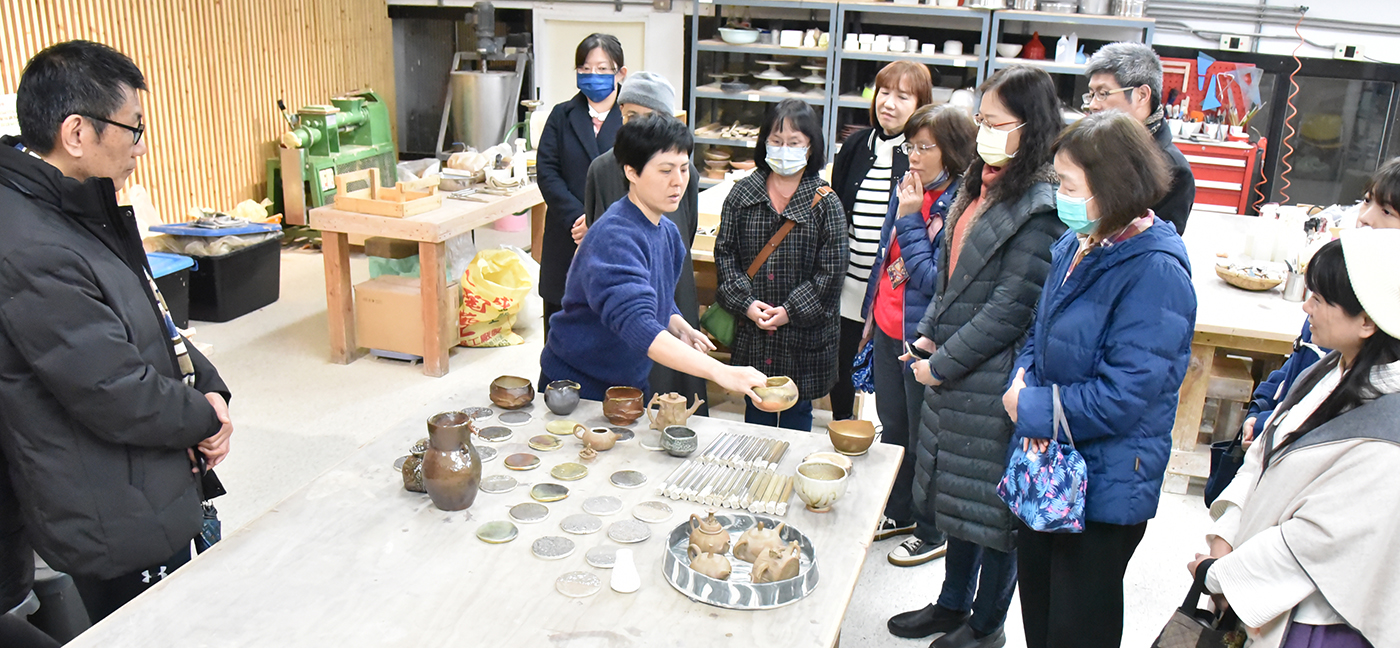 教職員參觀陶藝工坊。