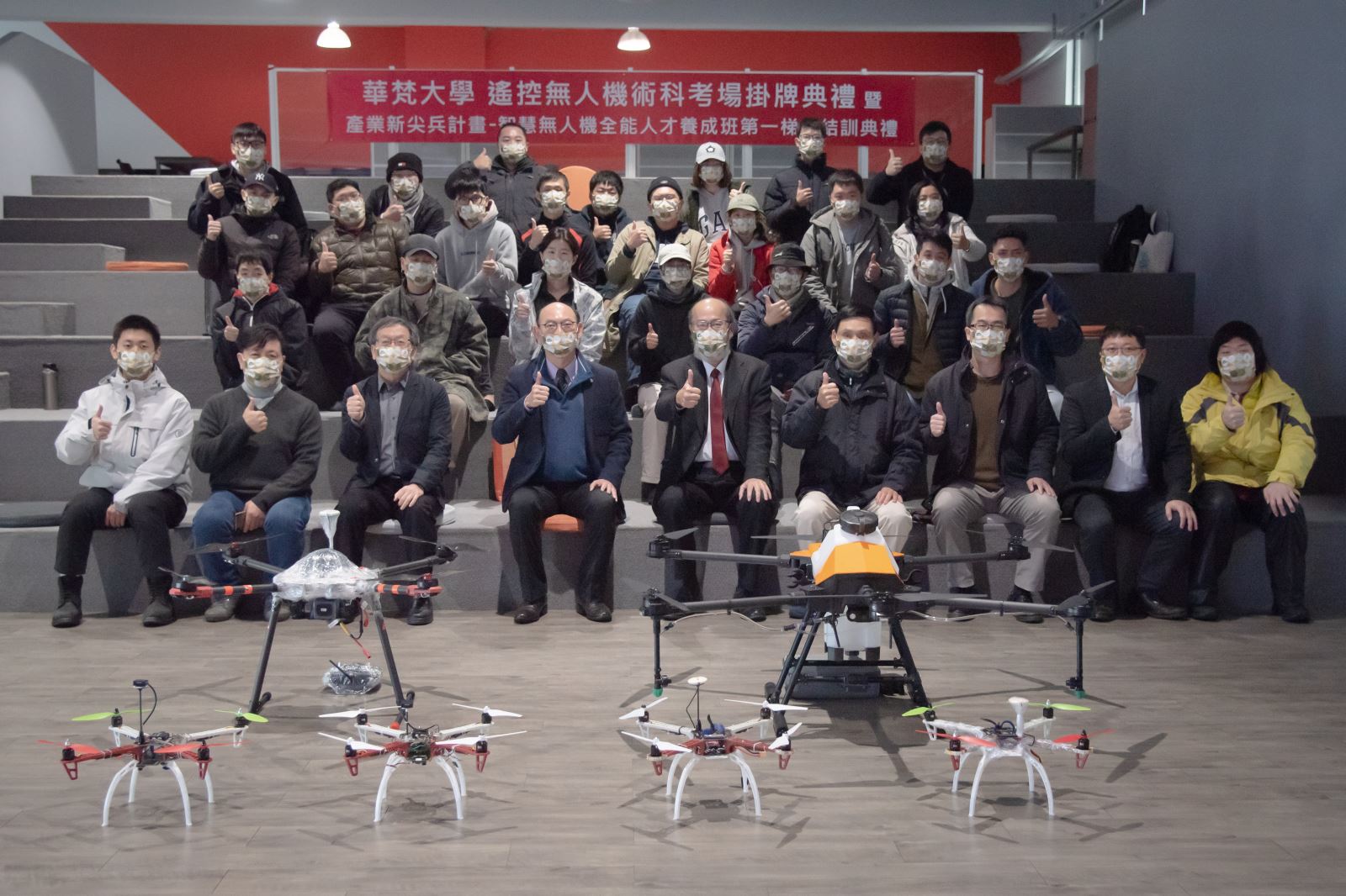 華梵大學展示無人機隊，並與民航局耿驊簡任技正（前排左四）合影。