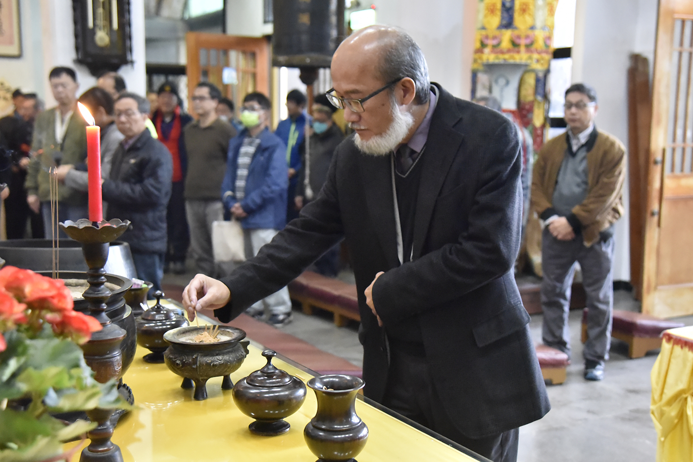 林從一校長帶領全體教職同仁向曉雲導師捻香辭歲。