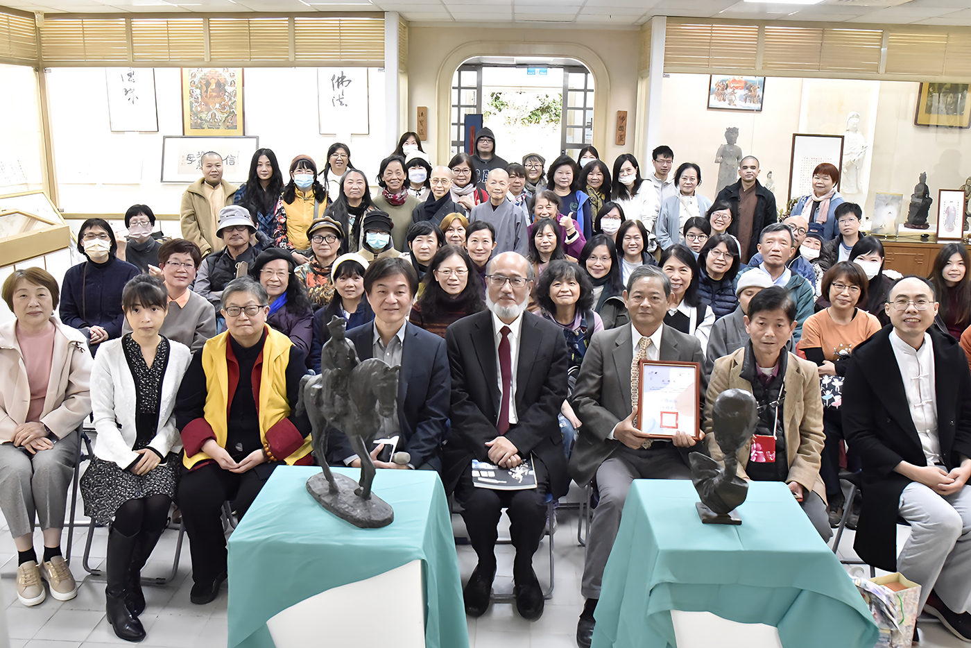 蒲添生雕塑捐贈典禮現場合影。