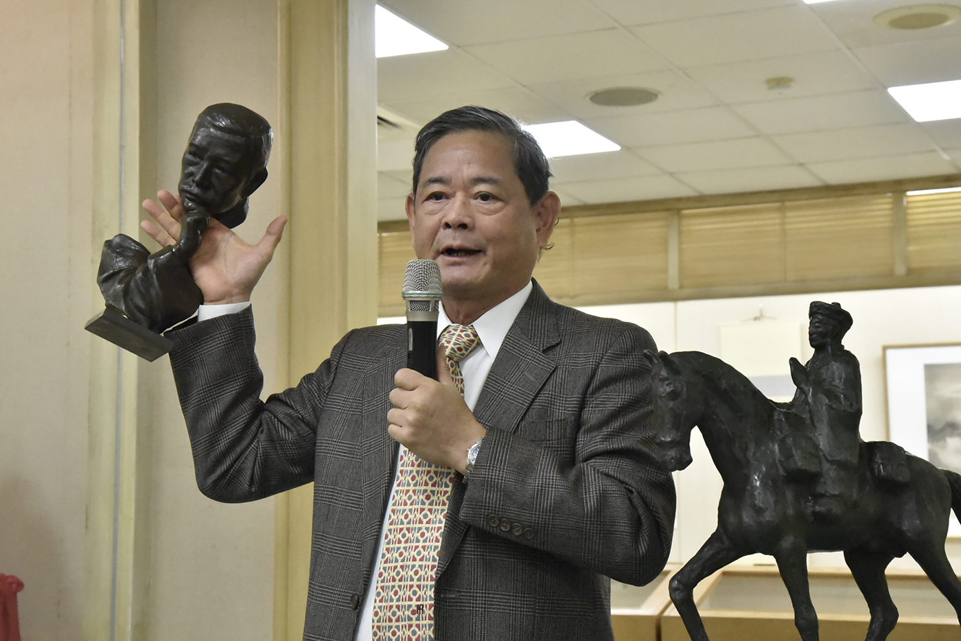 捐贈作品《沉思者》。