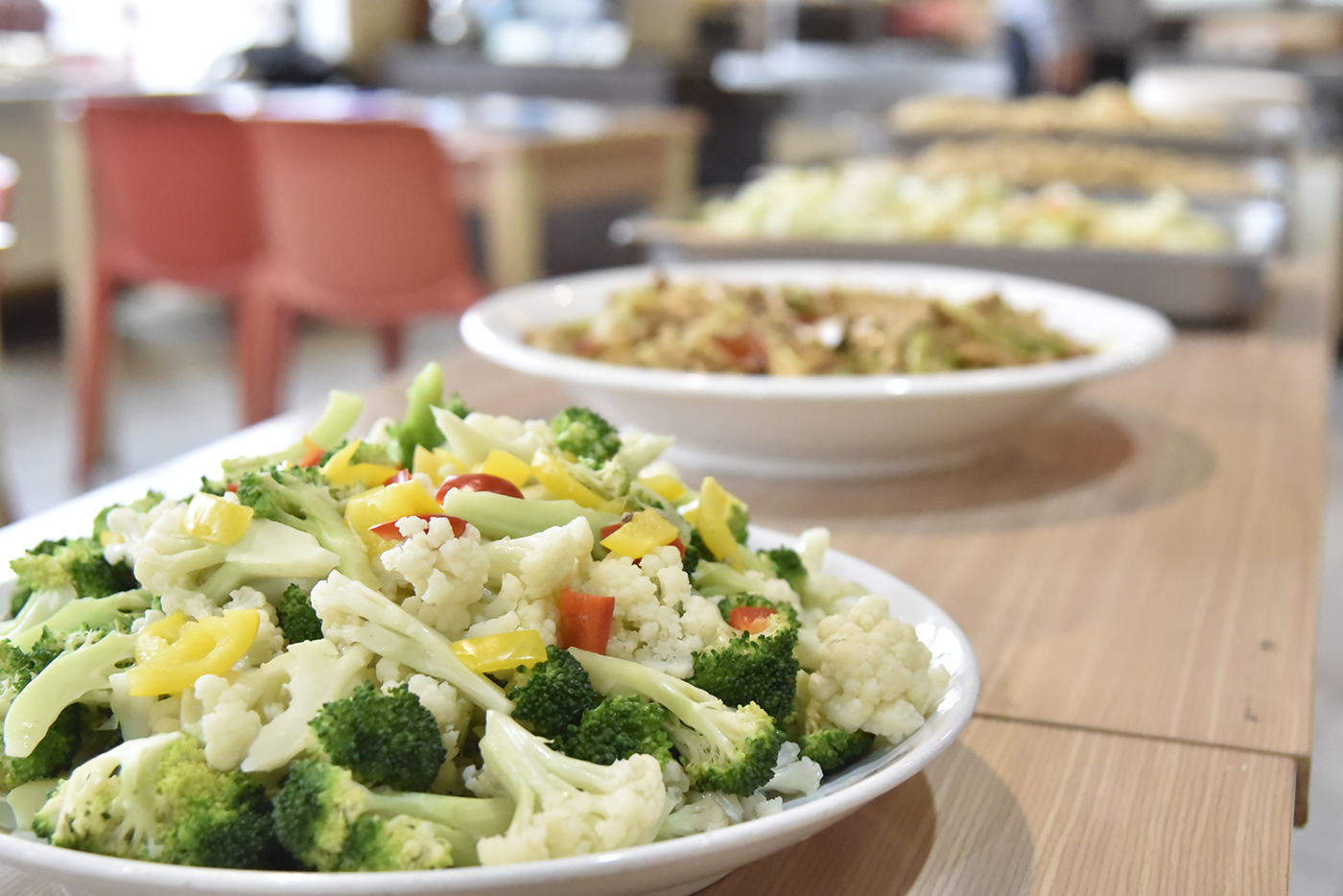 林從一校長於春聯活動現場揮毫。