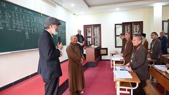 林從一校長（左）親切地與河內佛教大學學生交談。