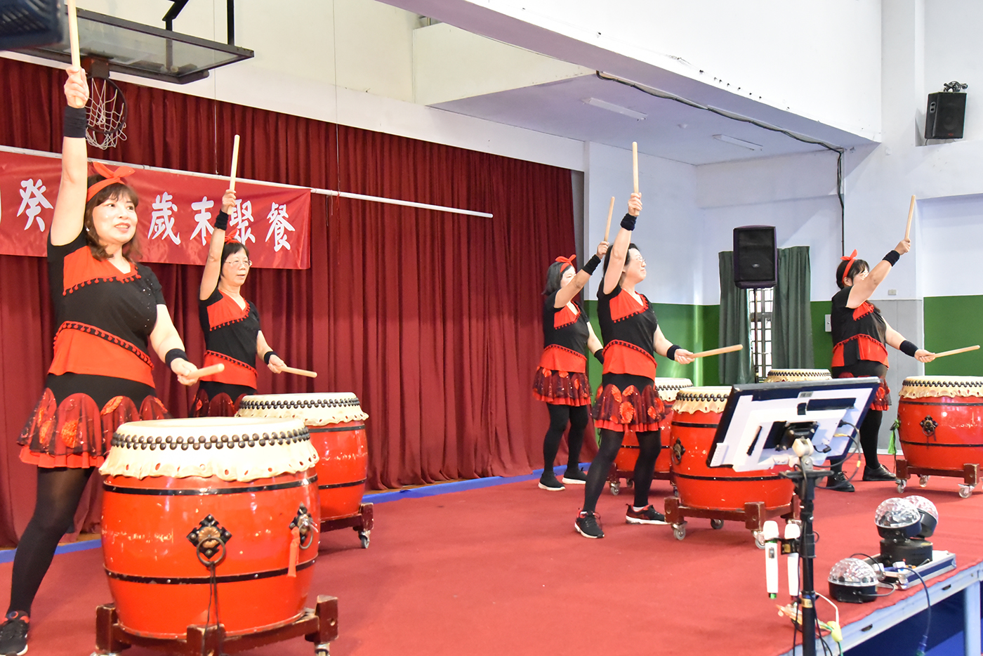 石碇婦女會太鼓表演。
