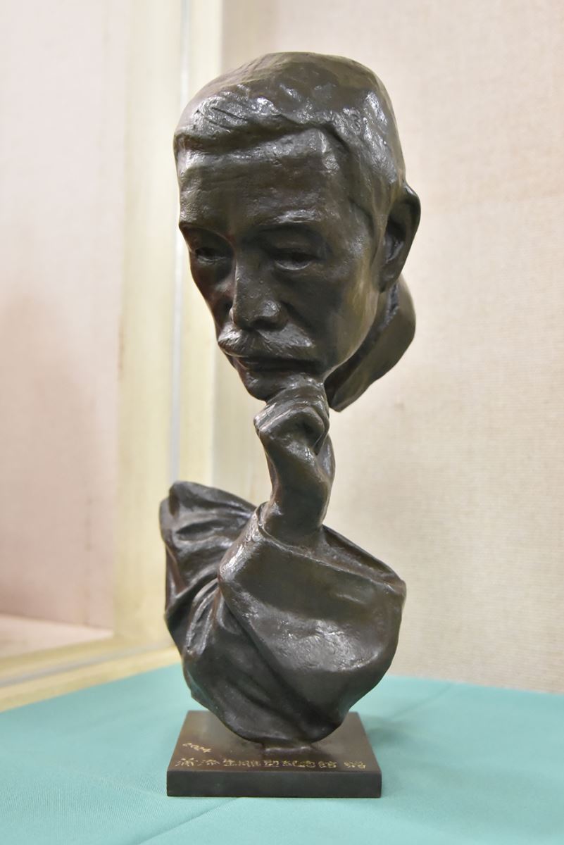 捐贈作品《沉思者》。