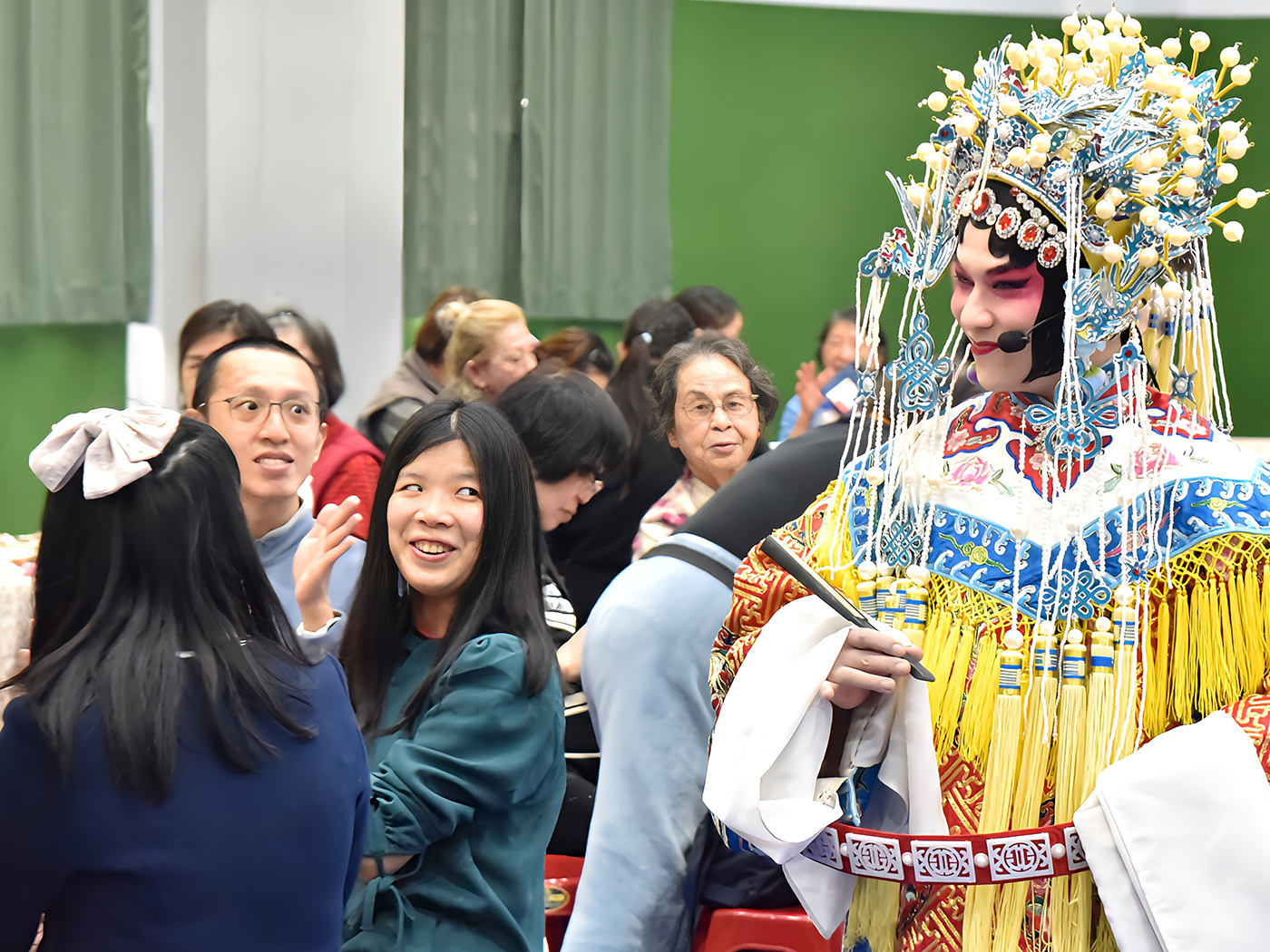 潘俊仁先生_右一__一出場引來注目