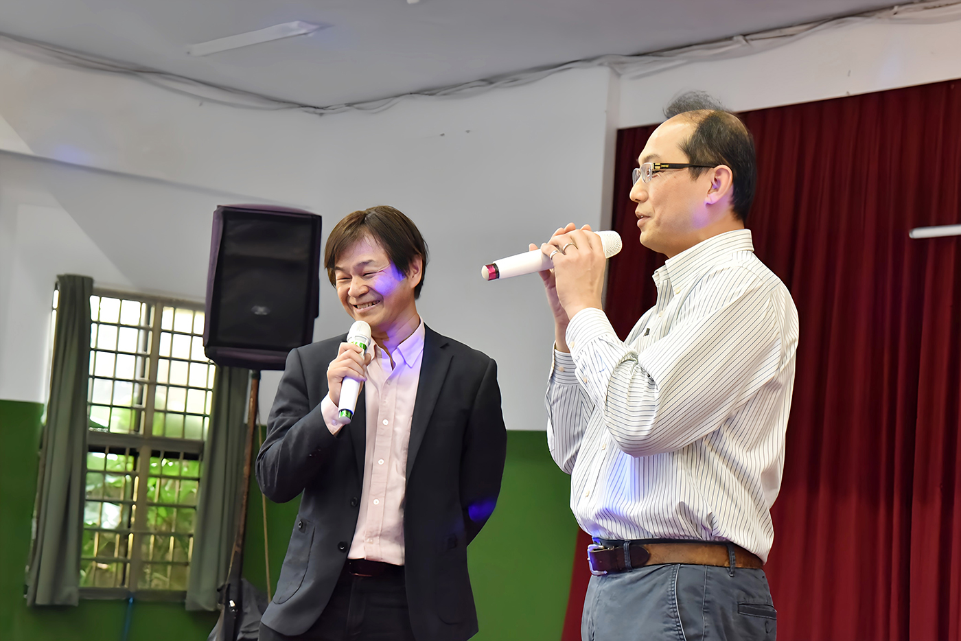 人文與藝術學院黃智陽院長_左__與＿為活動帶來精彩歌唱表演_你是我的眼_