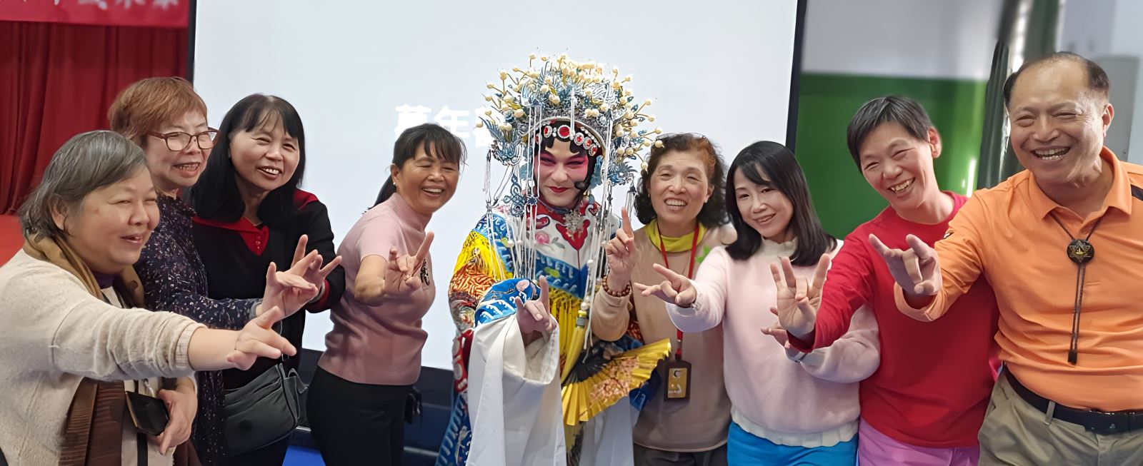 潘俊仁先生_左五__經過表演受到熱烈歡迎_眾人爭相與他合照