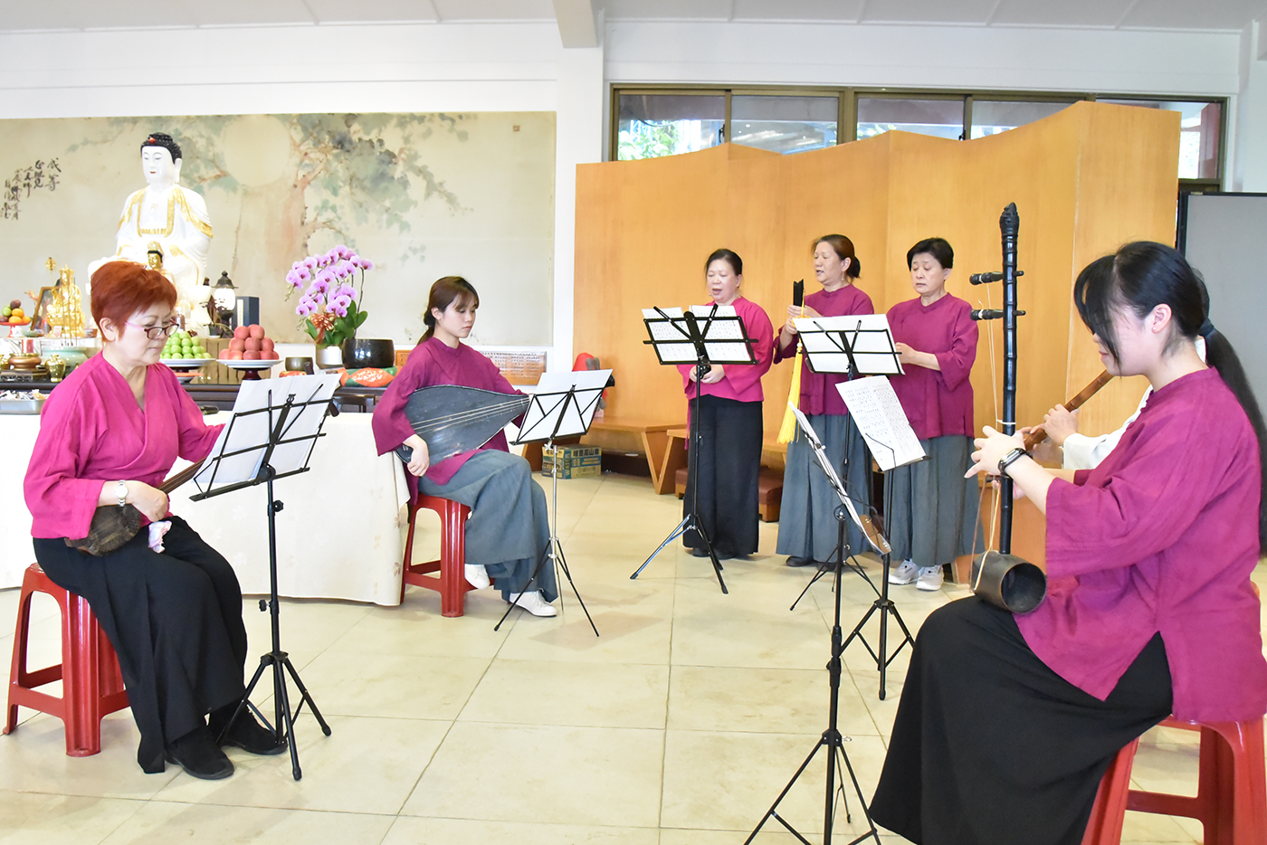 斲琴工坊業師廖寶林帶領南管樂團演奏《南海觀音讚》。