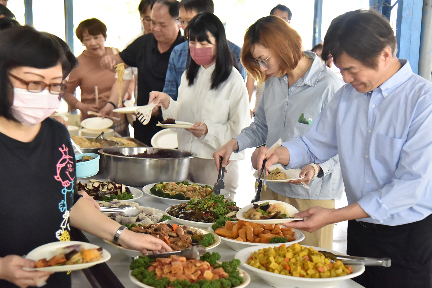 餐會提供豐富佳餚讓教職員食指大動。