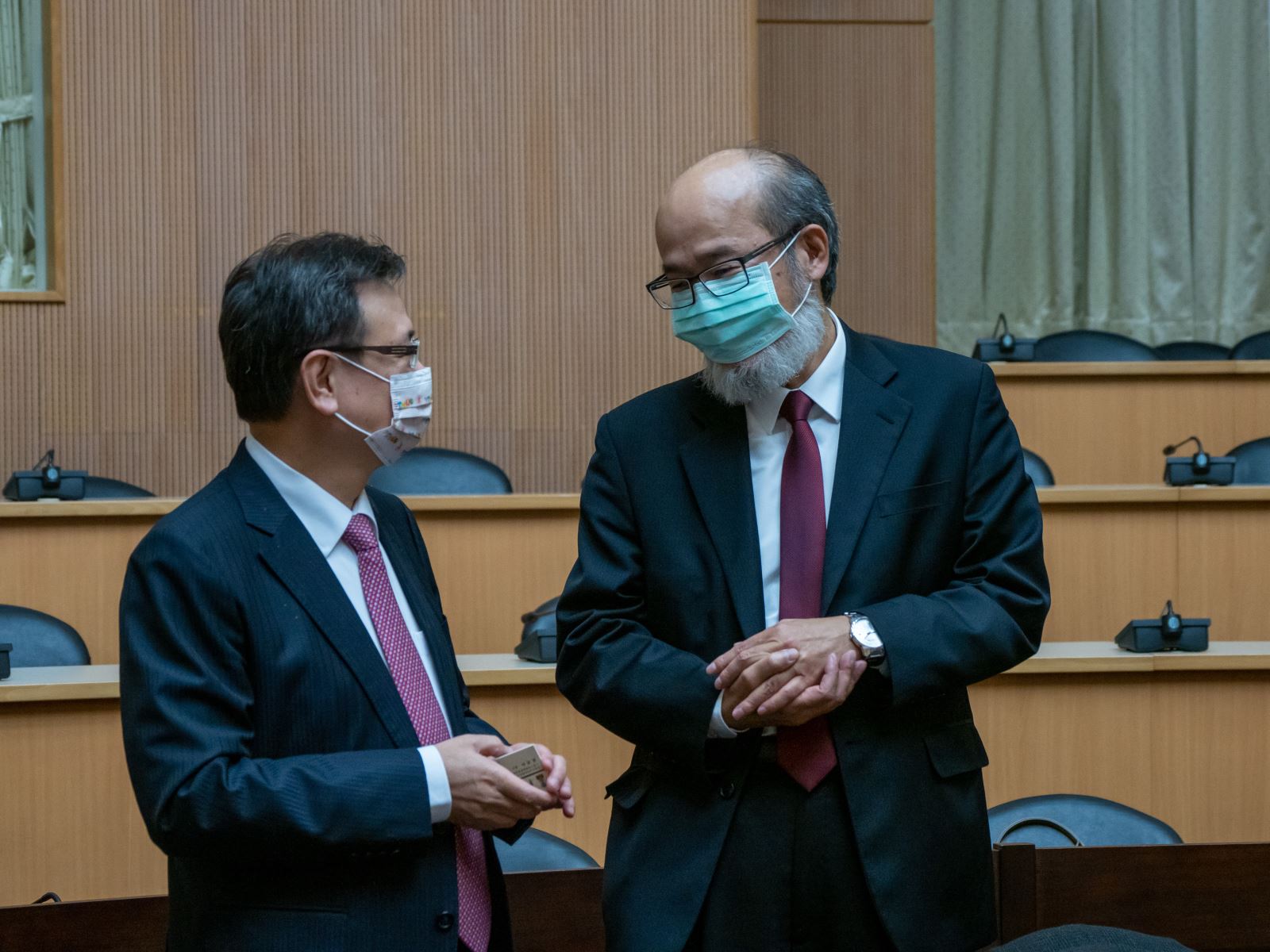 臺北醫學大學林建煌校長與華梵大學林從一校長（左）相談甚歡。