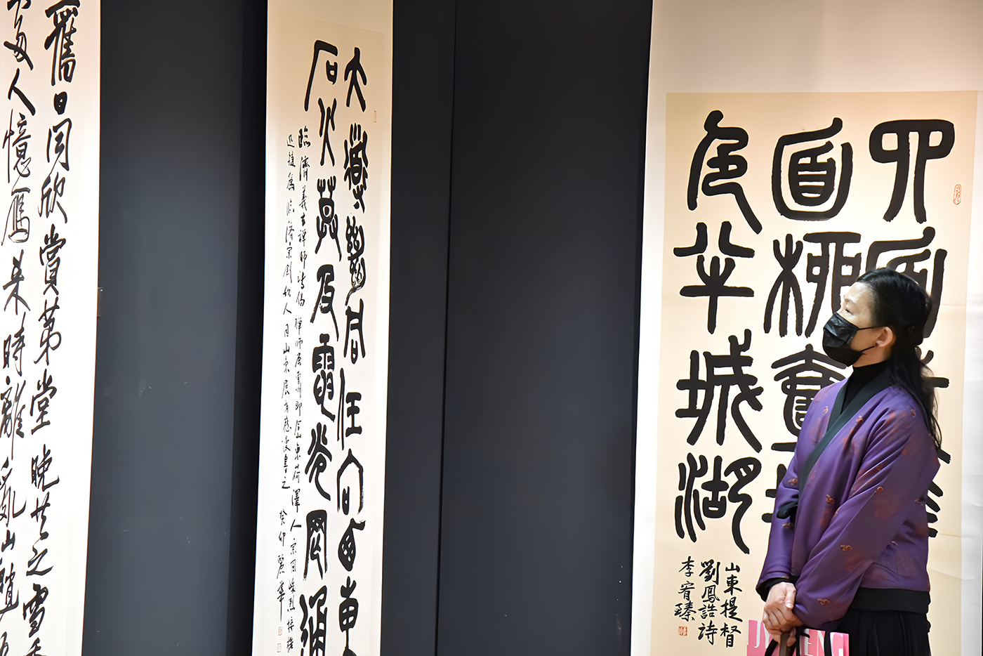 參觀者對展覽作品很感興趣