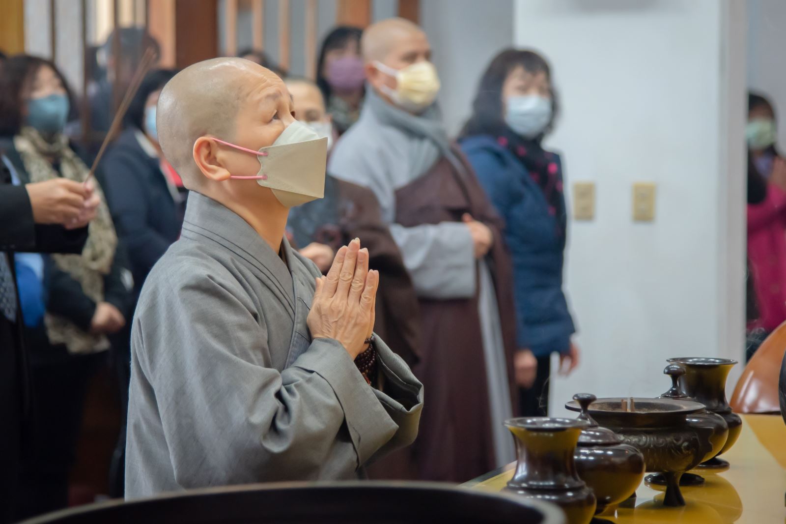 董事長悟觀法師帶領全校教職同仁捻香。