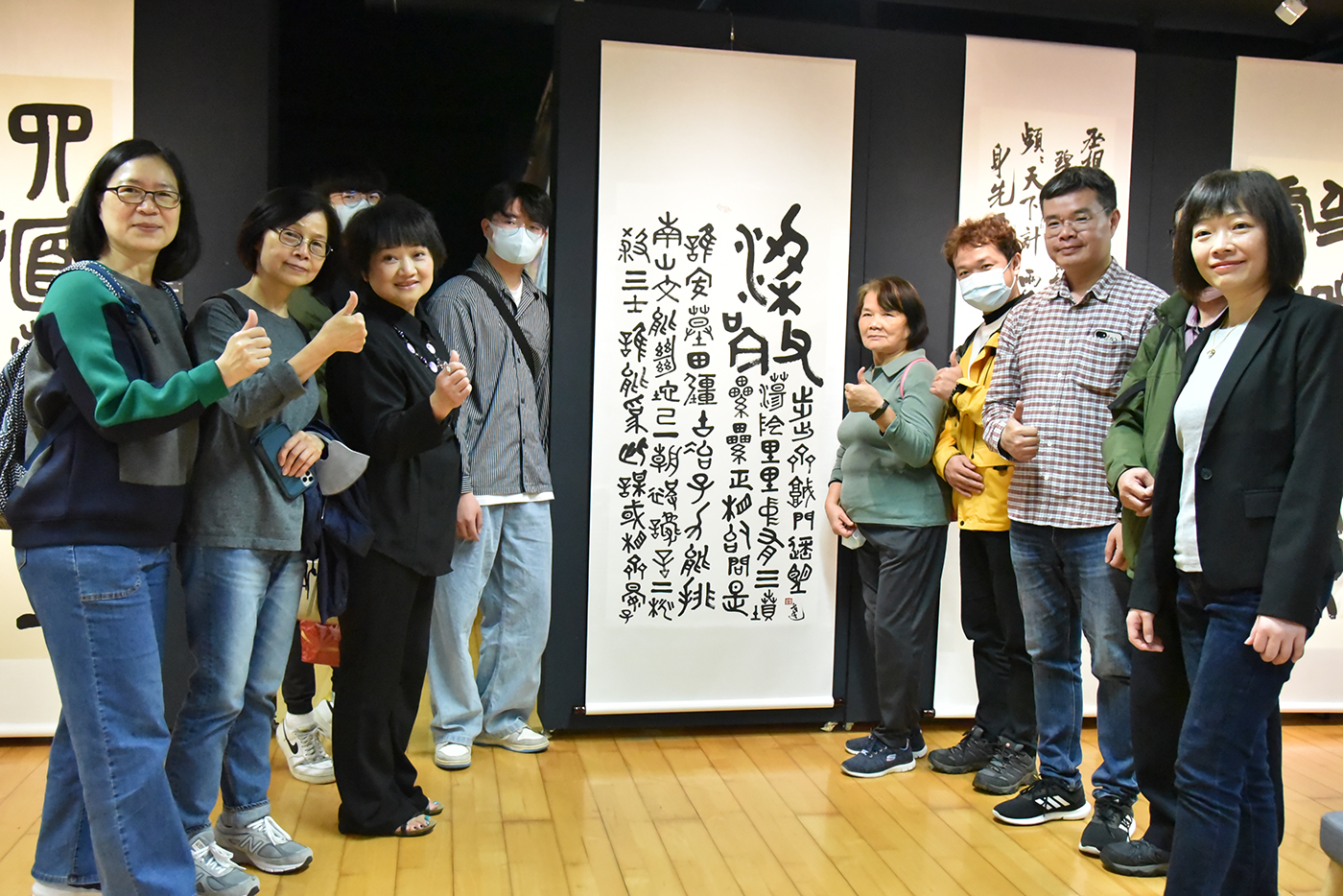 參觀者與書法家周宗達參展作品《梁甫吟》合影。 