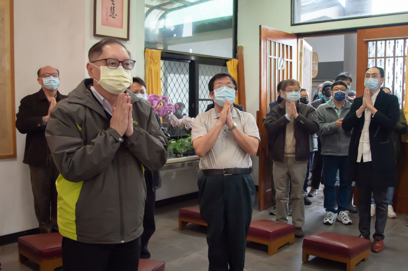 華梵大學教職同仁帶著虔敬的心向曉雲導師辭歲。