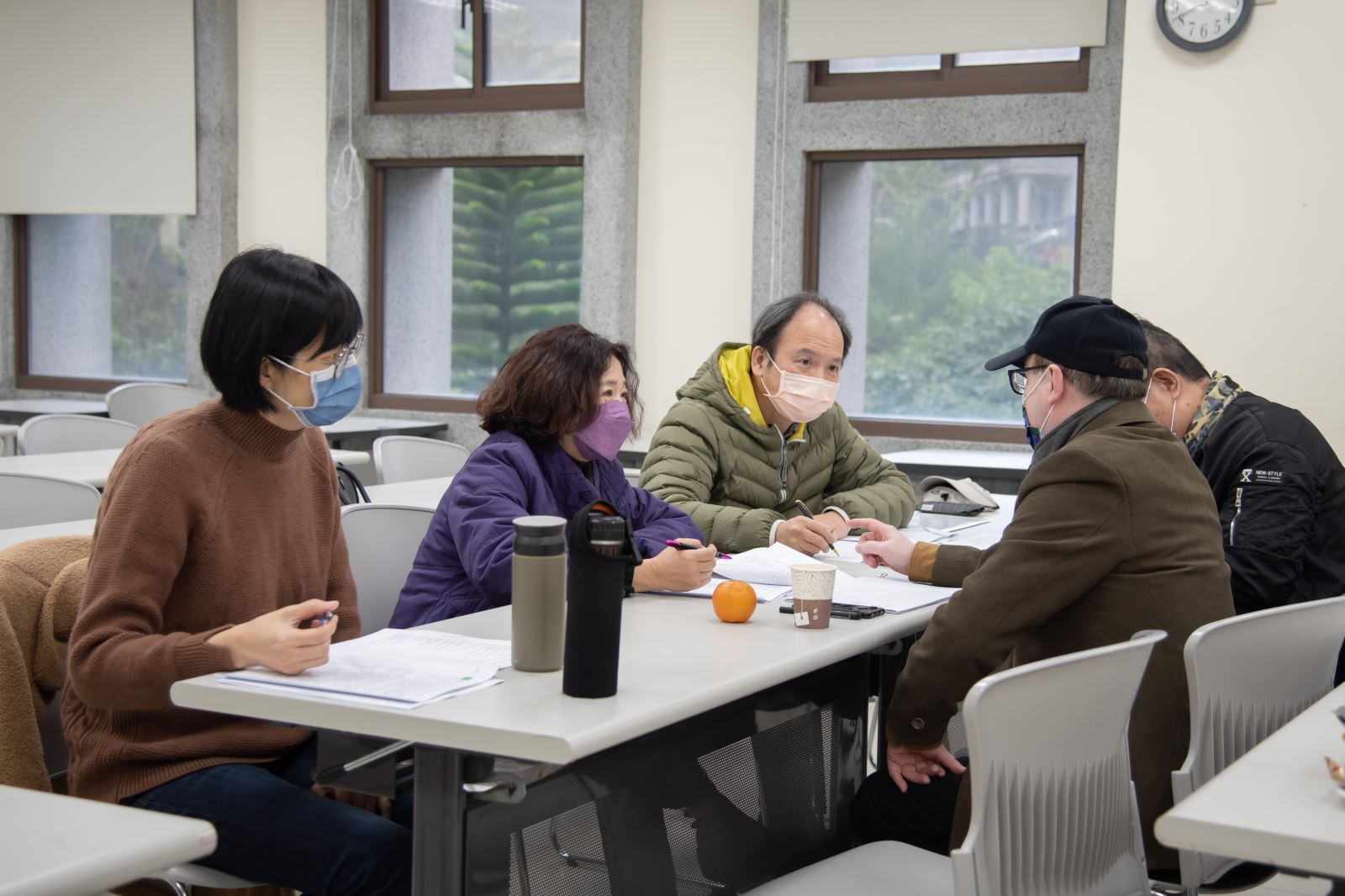 智慧生活設計學系的老師一同研討課程規劃。