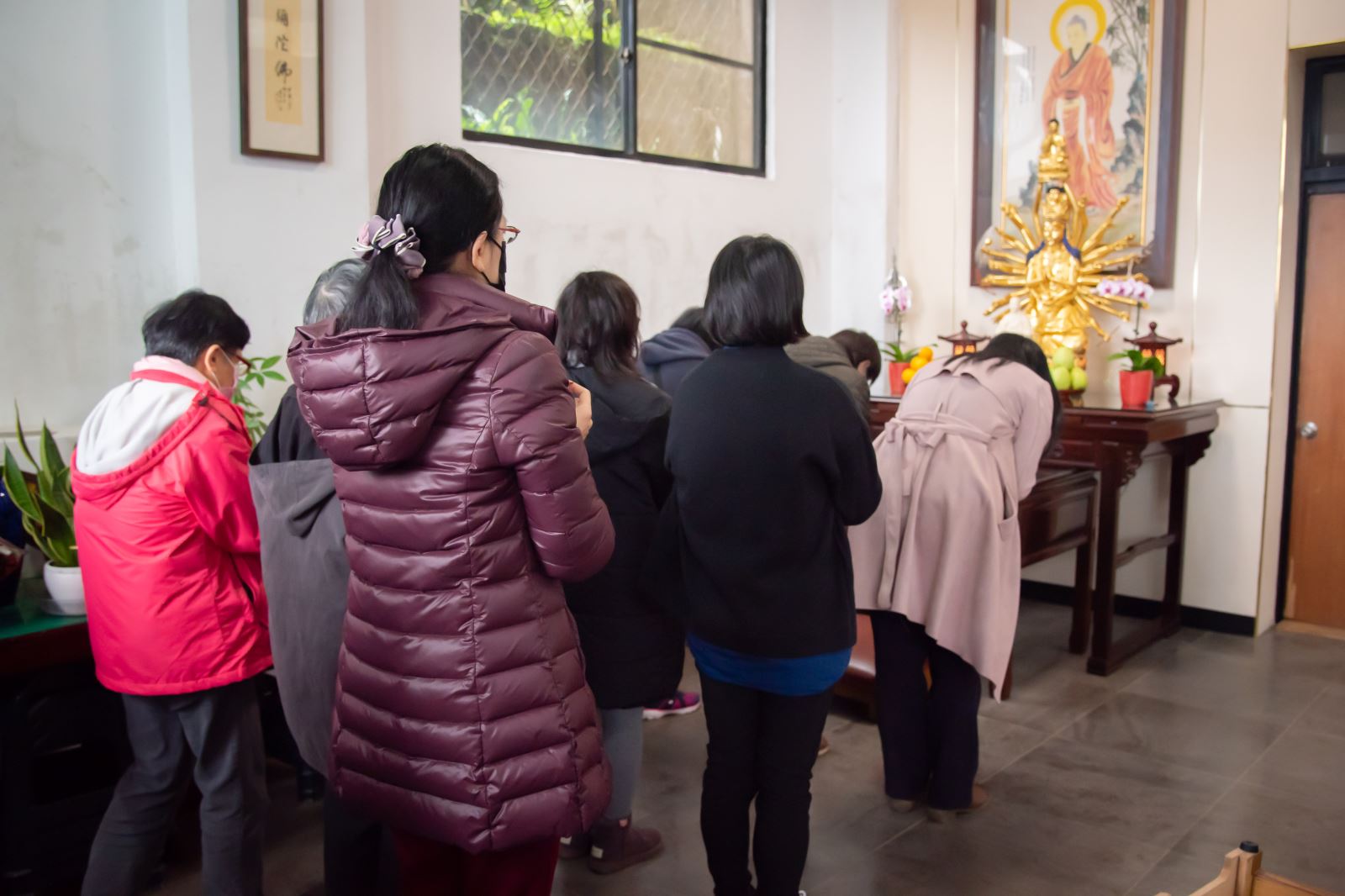 華梵大學教職同仁向創辦人曉雲導師捻香行禮。