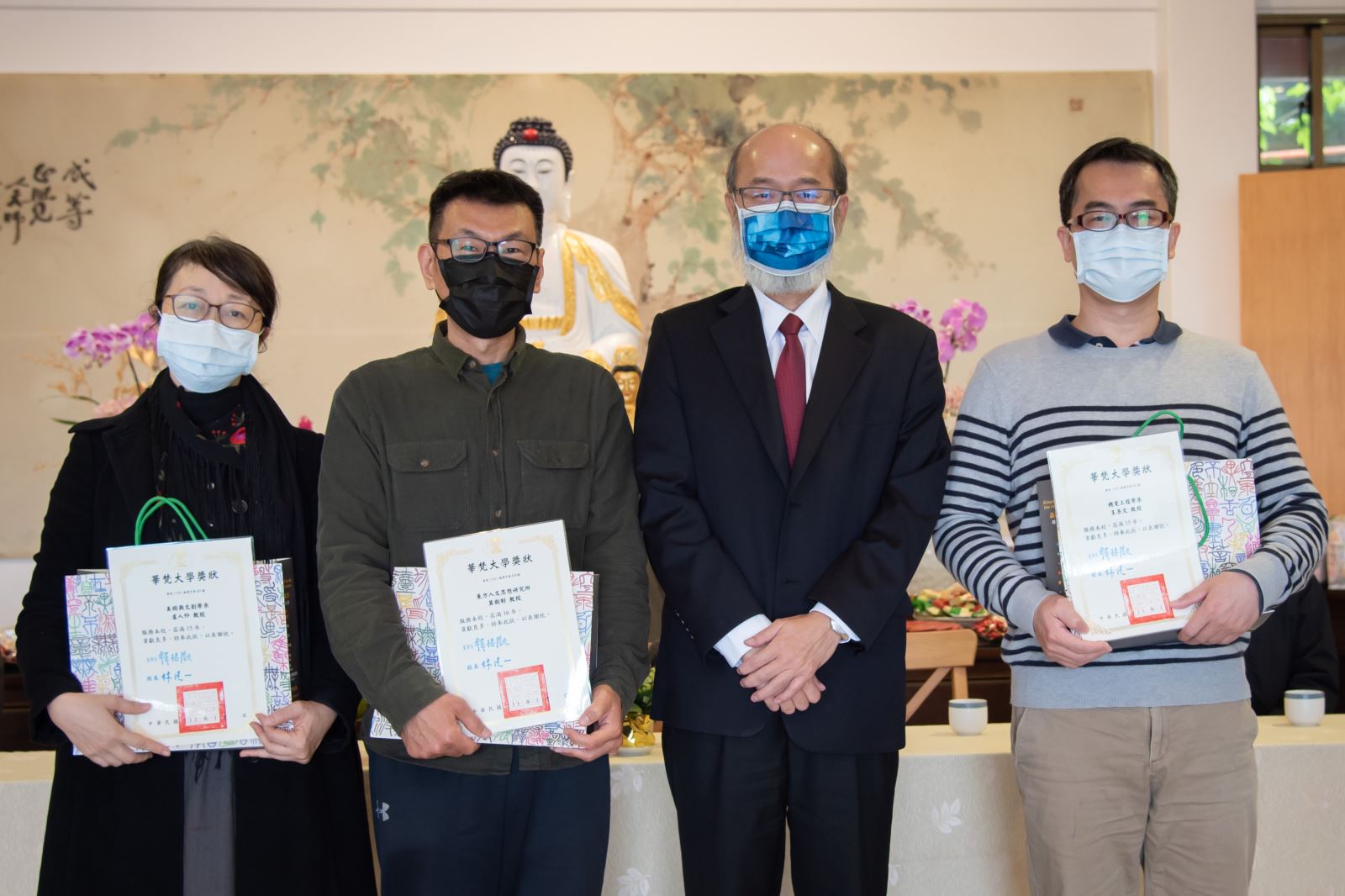 林從一校長（右二）頒獎服務屆滿16年、15年資深同仁。