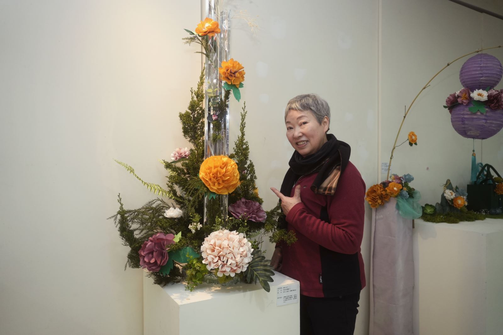 佛藝系黃孟玟同學與作品〈鏡花水月〉。