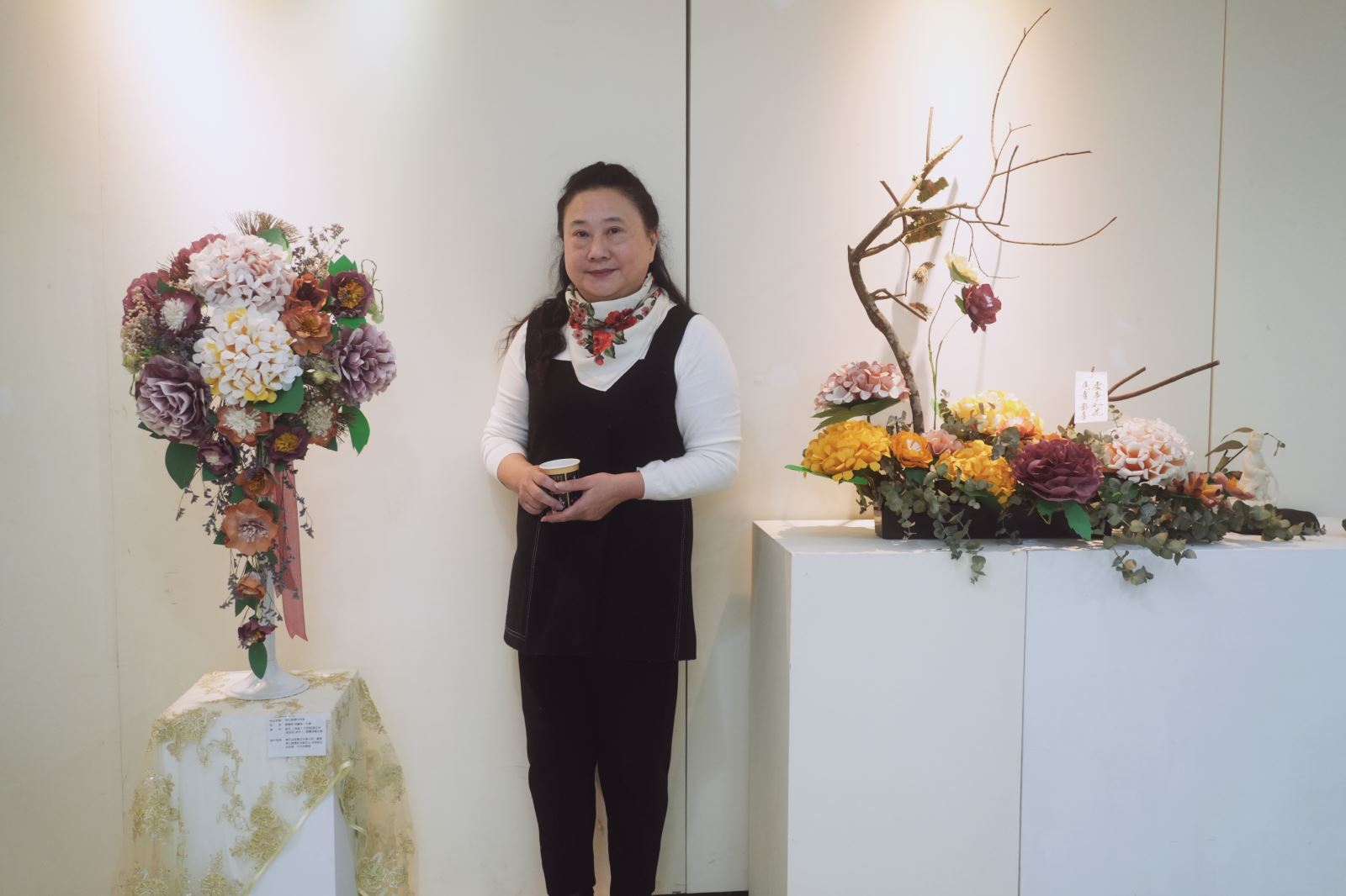 佛藝系陳惠容與作品〈佛化婚禮的祝福〉（左）和合作作品〈佛曰：處事如花 見者歡喜〉。