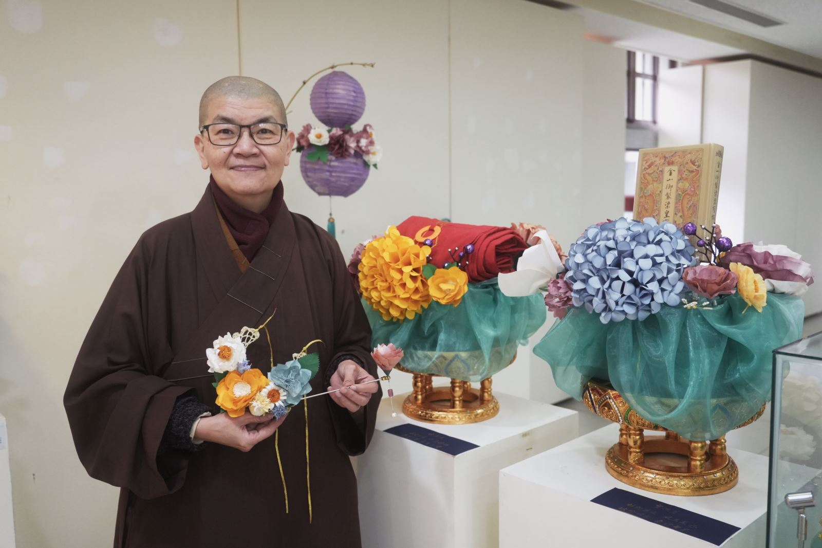 釋見播法師用紙花工藝設計出多種精緻作品。