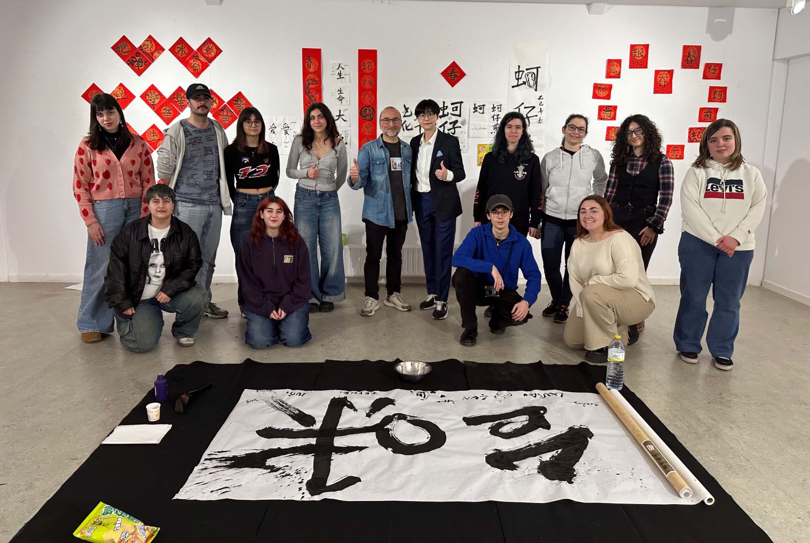 華梵大學美術系助理教授楊侖（後排右五）帶領西班牙學生舉辦台味書法集體創作展。
