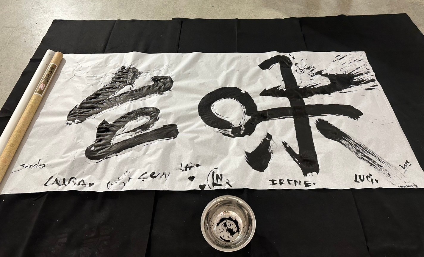 華梵大學教授藝術家楊侖將價值60萬元的書法創作贈予西班牙大學典藏。