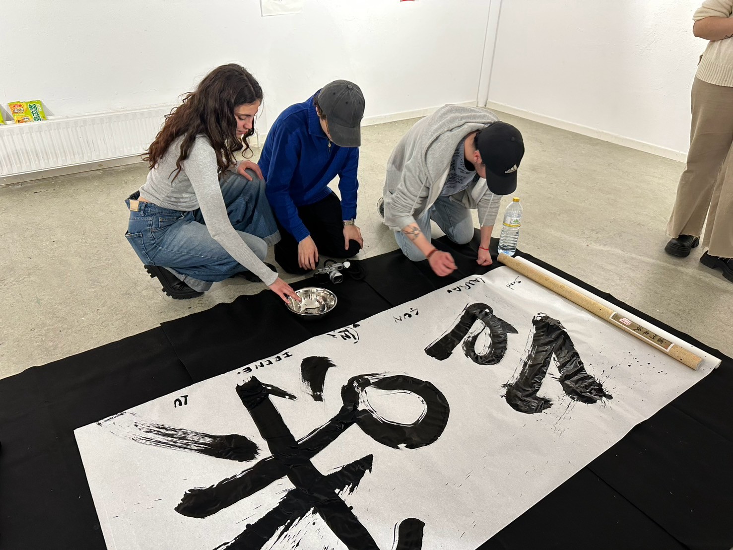 西班牙學生以毛筆寫上西文，完成結合西班牙味的書法創作。