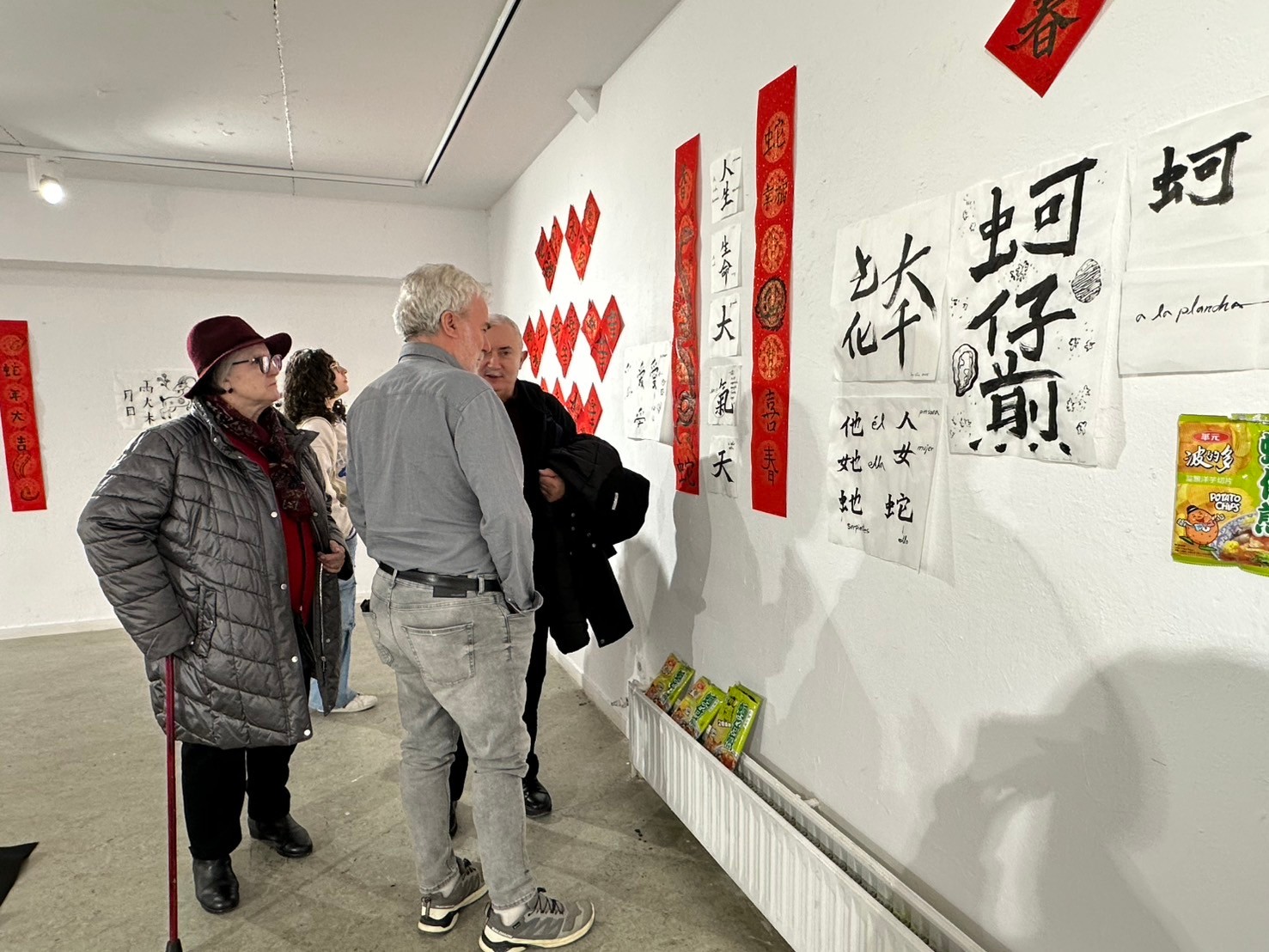 台味書法集體創作展吸引許多西班牙當地師生參觀。