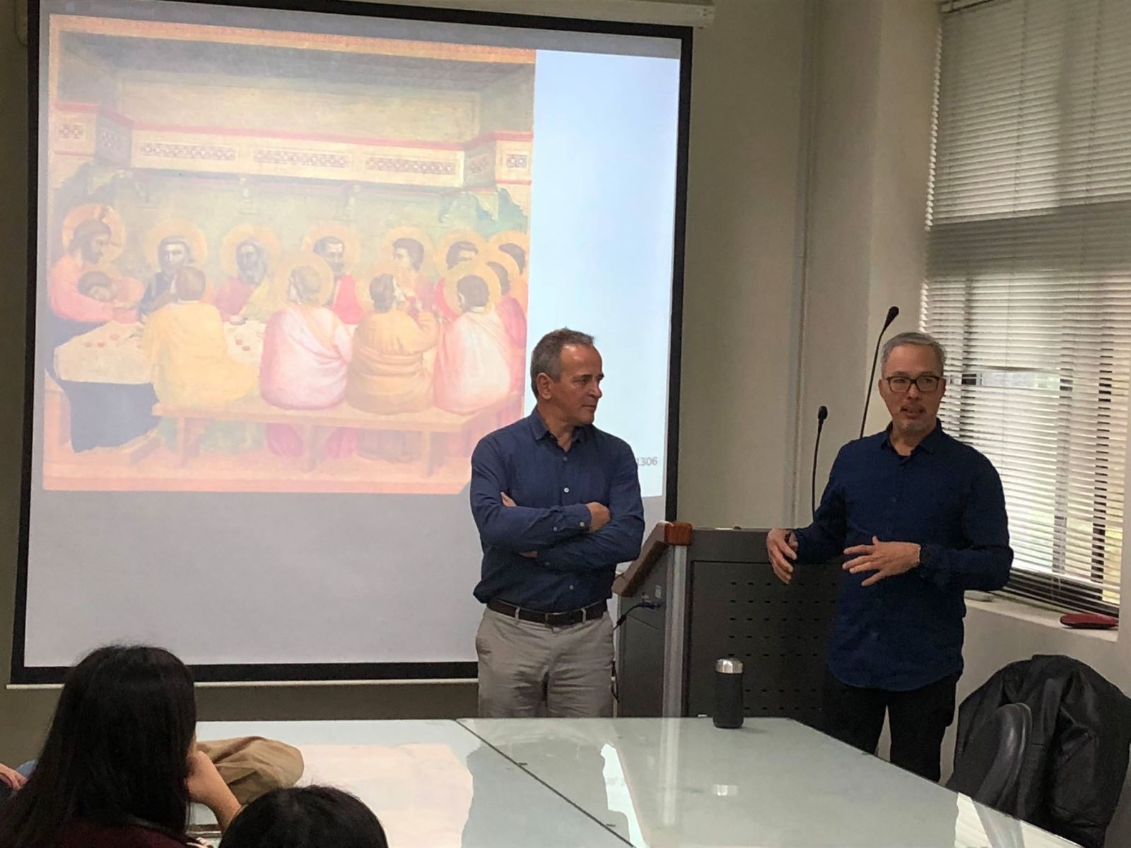 Dr. Javier Díez de Baldeón院長(左)解說色彩理論，有助於同學實作練習，蔡瑞成老師(右)協助隨堂翻譯。