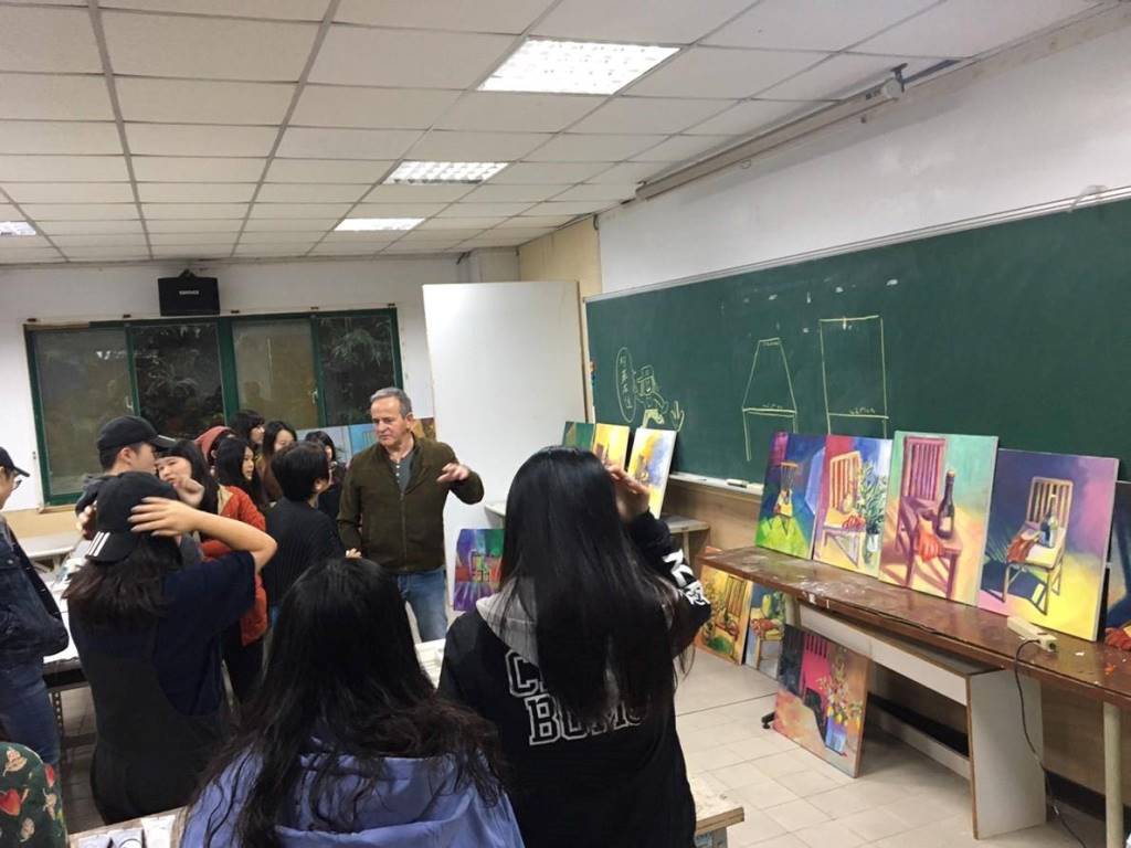 同學將作品排開審視，院長解說作品在光與影的色彩運用。