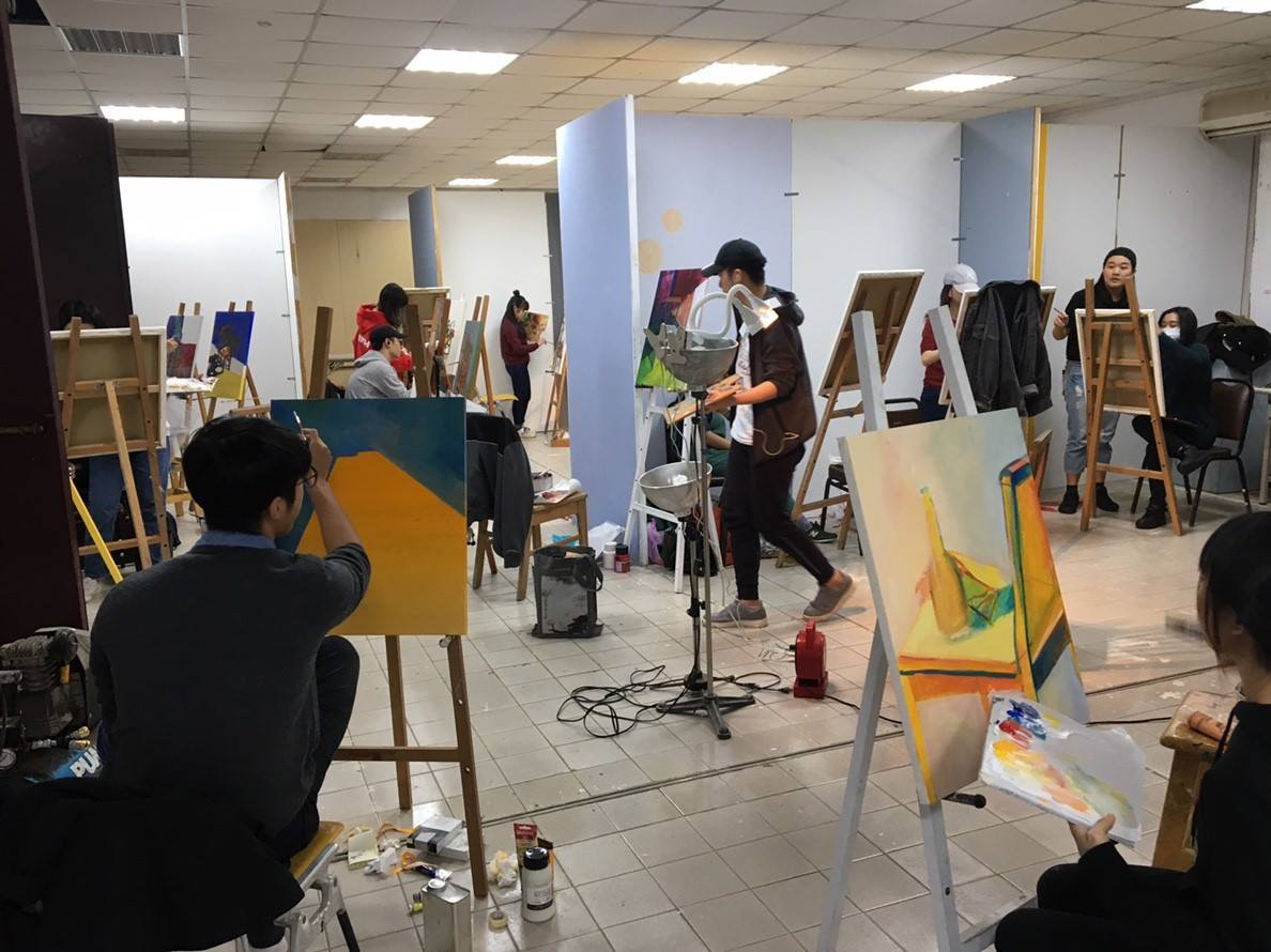 同學開始實際操作，運用所學呈現作品。