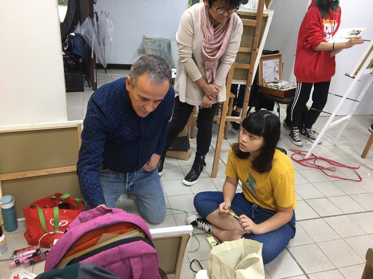 院長巡視同學的繪製狀況，進行修改和解說。