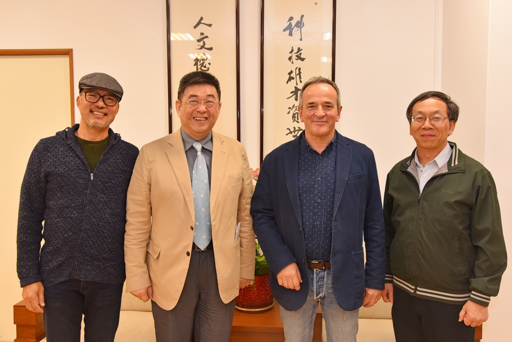 Dr. Javier Díez de Baldeón院長於本次訪校授課期間，由簡江儒主任秘書及美術與文創學系蔡瑞成老師陪同，特地拜會李天任校長。