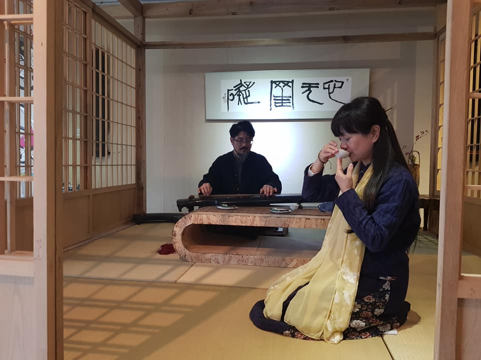 建築學系林正雄教授古琴表演，中國文學系林素玟教授展示茶道行茶禮法。