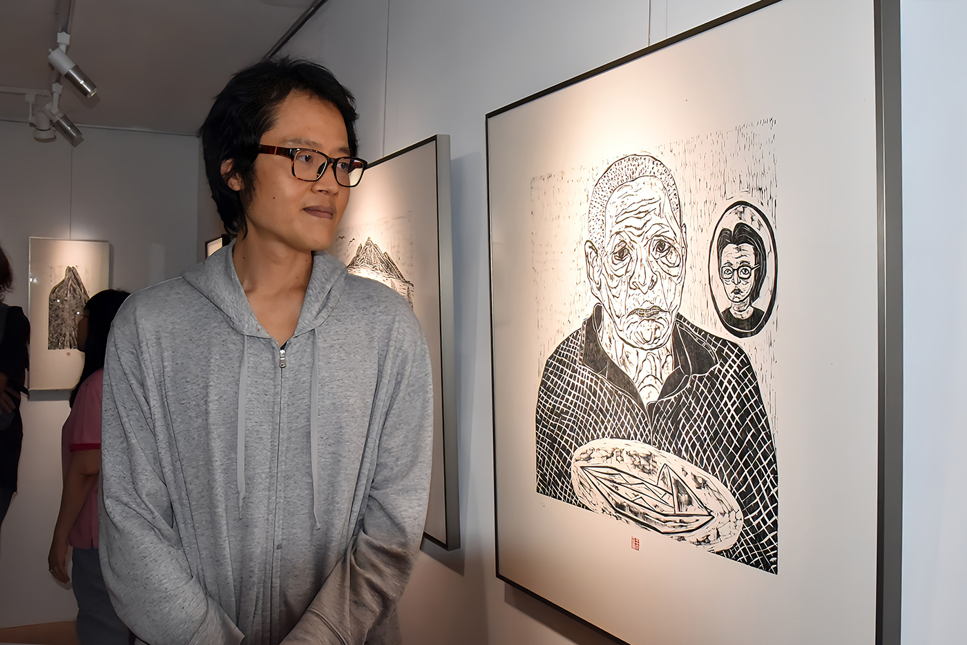 華梵大學美術系倪又安助理教授木刻版畫作品〈公公的小舟〉。 