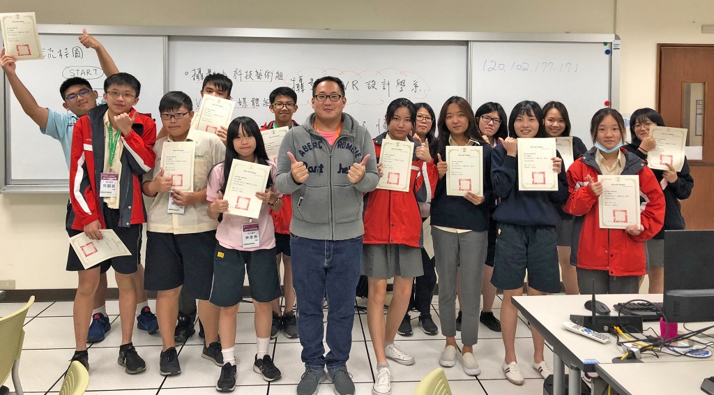 體驗課程結束後，授課老師與學生們合影。