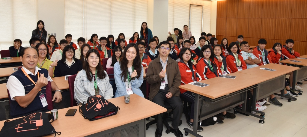 與會師生合影。