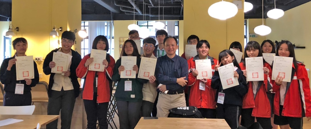 體驗課程結束後，授課老師與學生們合影。