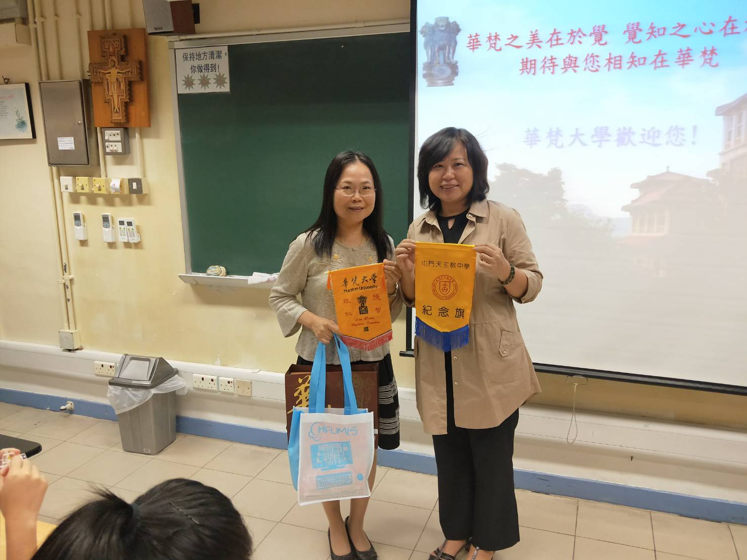 拜會屯門天主教中學潘雪芬副校長(左)