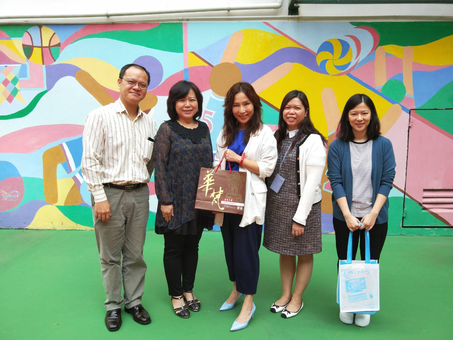 11月7日國際招生團隊拜訪保良局李城璧中學，拜會馮雅詩校長(中)、蘇家欣升學輔導主任(右二)與負責台灣升學的曹老師(右一)介紹本校入學管道及學系招生資訊。