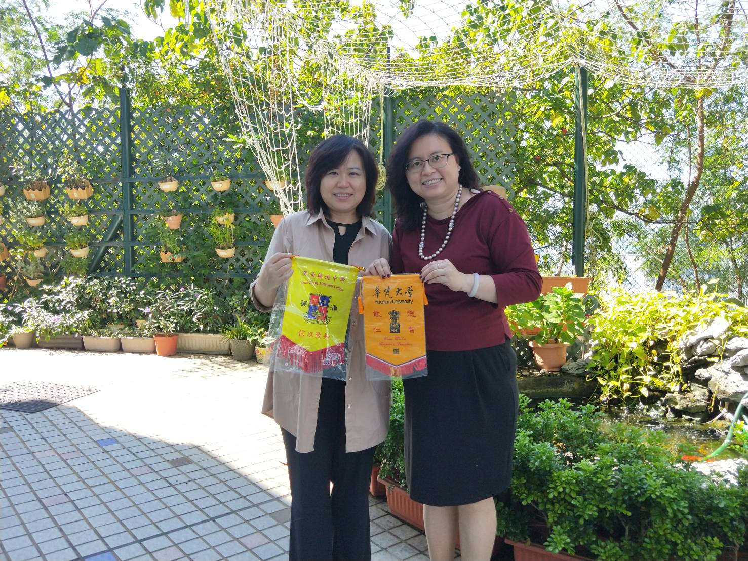 11月6日金敏玲執行長拜會葵涌循道中學林美儀校長(右)