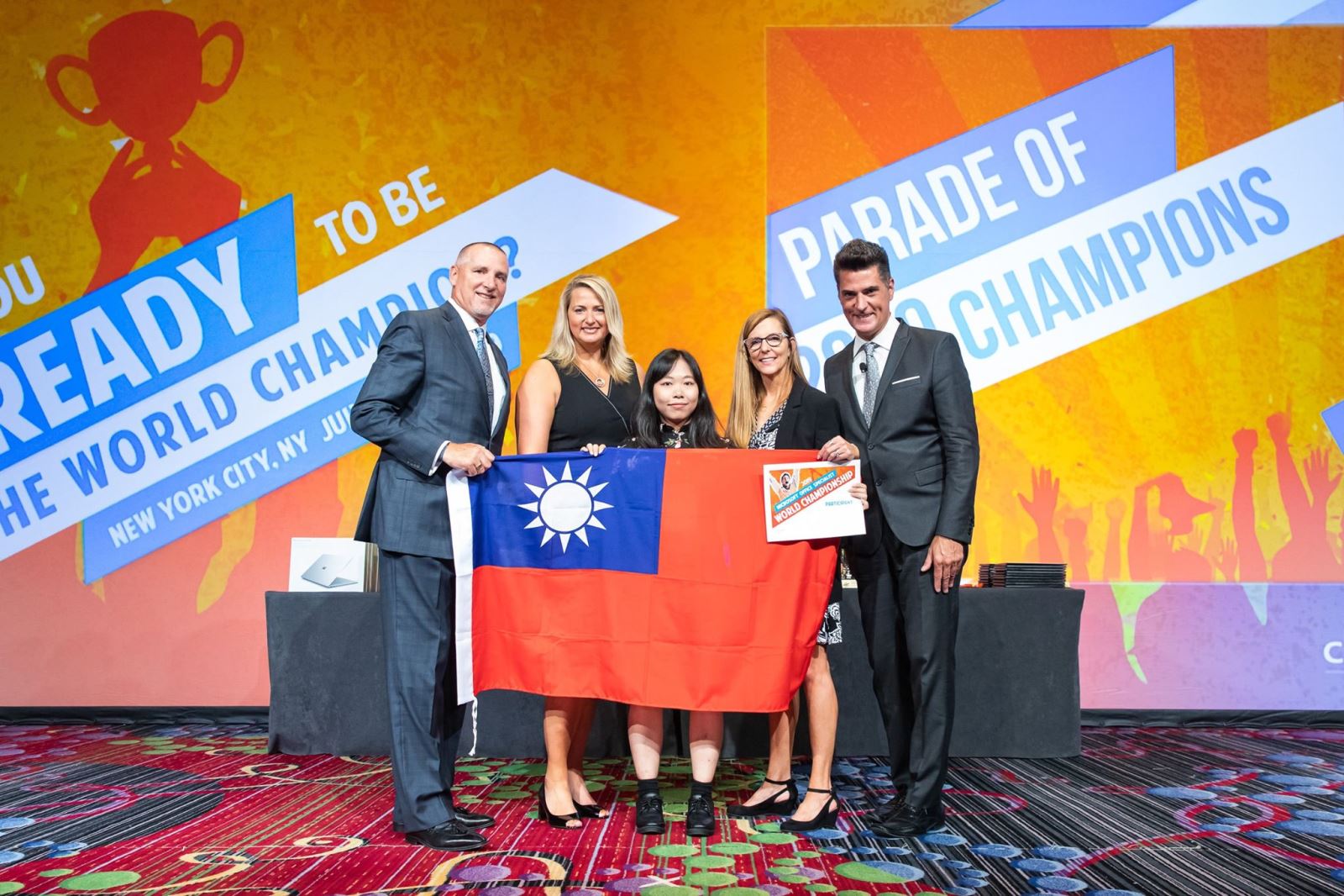 資訊管理學系施禹榕同學(中)，參加「2019年世界盃電腦應用技能競賽」總決賽榮獲Excel 2013第五名！