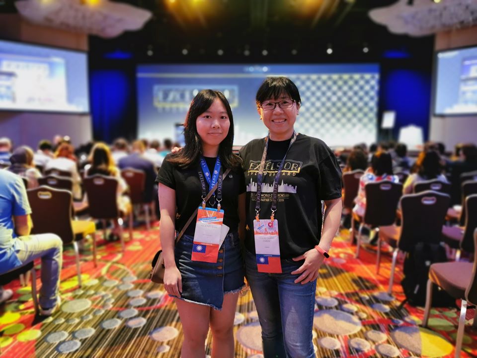 資訊管理學系張簡雅文老師(右)、施禹榕同學(左)