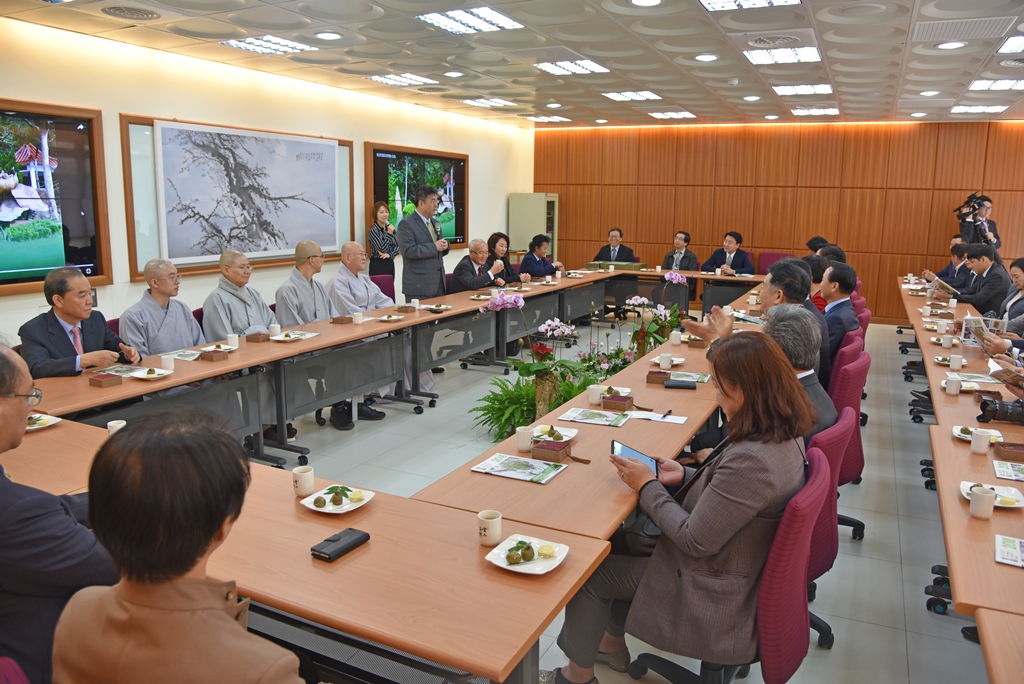 「首爾台北俱樂部」貴賓及韓國釜山安國禪院出家眾一行33人，於11月30日上午參訪本校，受到李天任校長及主管們的熱烈歡迎。